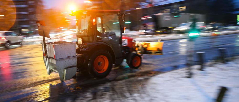 Einsatz für den Winterdienst auf Hamburgs Straßen.