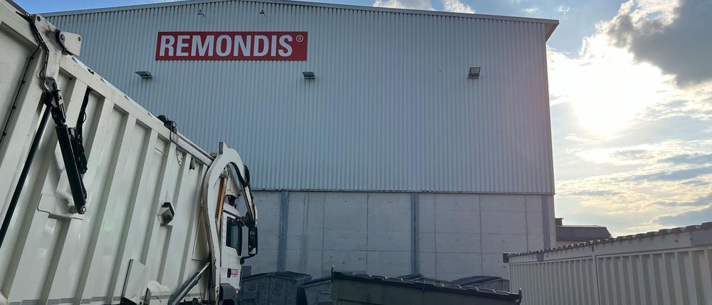 Müllfahrzeug und Container vor einer Remondis-Halle - das Abfallunternehmen ist in vielen Regionen Deutschlands sehr präsent.