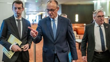 24.11.2025, Angola, Luanda: Bundeskanzler Friedrich Merz (CDU) kommt neben seinem Büroleiter Jakob Schrot (l) zu einem Treffen mit António Costa, Präsident des Europäischen Rates, vor dem EU-Afrika-Gipfel in Angola.