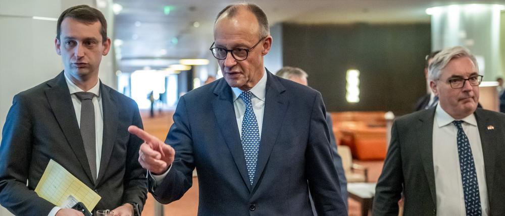 24.11.2025, Angola, Luanda: Bundeskanzler Friedrich Merz (CDU) kommt neben seinem Büroleiter Jakob Schrot (l) zu einem Treffen mit António Costa, Präsident des Europäischen Rates, vor dem EU-Afrika-Gipfel in Angola.