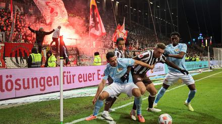 Viel Einsatz: Rani Khedira (l) und Derrick Köhn (r) von Union Berlin im Kampf um den Ball mit Hauke Wahl und Joel Chima Fujita vom FC St. Pauli.