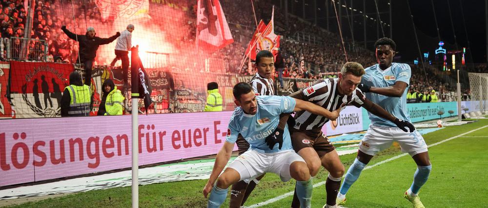 Viel Einsatz: Rani Khedira (l) und Derrick Köhn (r) von Union Berlin im Kampf um den Ball mit Hauke Wahl und Joel Chima Fujita vom FC St. Pauli.
