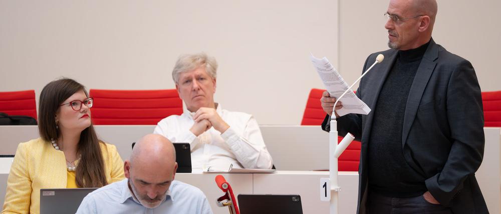 Die BSW-Fraktion im Brandenburger Landtag um Fraktionschef Niels-Olaf Lüders (r) ist in der Krise und sorgt für Turbulenzen auch in der SPD/BSW-Koalition. (Archivbild)