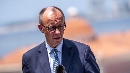 Bundeskanzler Friedrich Merz (CDU) spricht bei einem Pressestatement vor dem EU-Afrika-Gipfel. 