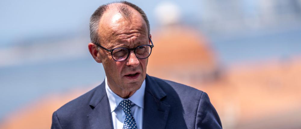 Bundeskanzler Friedrich Merz (CDU) spricht bei einem Pressestatement vor dem EU-Afrika-Gipfel. 