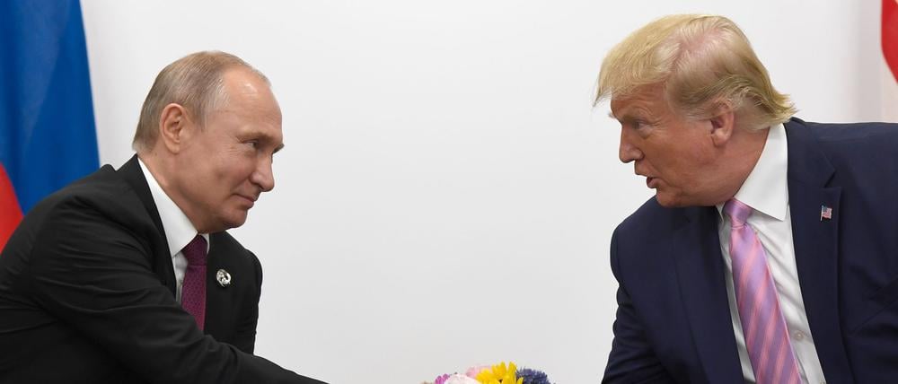 Einseitige Beschlüsse, voreilige Kriegsbeendigungen und schlecht ausgehandelte Friedensbedingungen bildeten in der Geschichte häufig den Ausgangspunkt für den nächsten, oft noch größeren Konflikt. Hier der russische Präsident Wladimir Putin (l), und US-Präsident Donald Trump beim G20-Gipfel 2019.