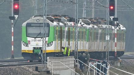 Spezialkräfte und Polizei sind am Ort eines beschädigten Gleisabschnitts auf der Strecke Deblin-Warschau in der Nähe des Bahnhofs des Ortes Mika im Einsatz.