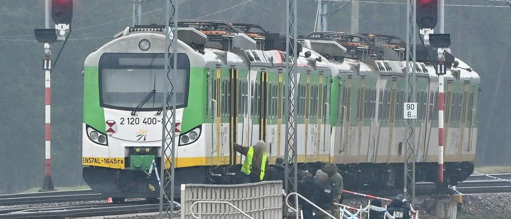 Spezialkräfte und Polizei sind am Ort eines beschädigten Gleisabschnitts auf der Strecke Deblin-Warschau in der Nähe des Bahnhofs des Ortes Mika im Einsatz.