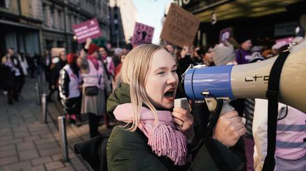 Frauen demonstrieren am Internationalen Frauentag in Helsinki.