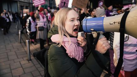 Frauen demonstrieren am Internationalen Frauentag in Helsinki.