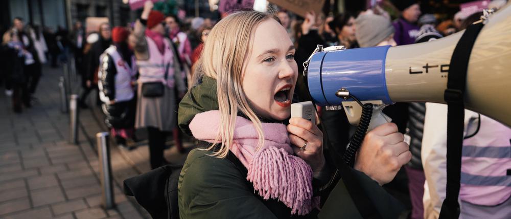 Frauen demonstrieren am Internationalen Frauentag in Helsinki.