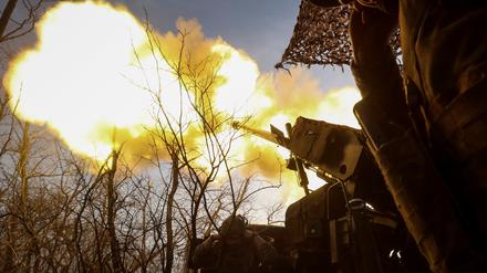 Ukrainische Soldaten der Artilleriebrigade „Schytomyr“ feuern am 23. November 2025 inahe Pokrowsk in der Region Donezk eine Rakete auf russische Truppen ab.