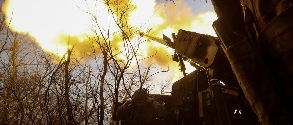 Ukrainische Soldaten der Artilleriebrigade „Schytomyr“ feuern am 23. November 2025 inahe Pokrowsk in der Region Donezk eine Rakete auf russische Truppen ab.