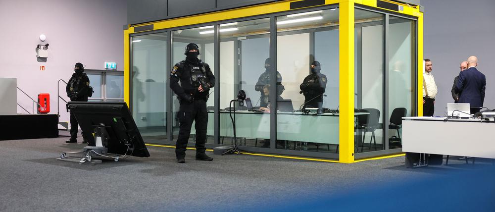 Der Angeklagte Taleb al-Abdulmohsen sitzt mit Handfesseln in dem kugelsicheren Glaskasten Gerichtssaal im temporären Gerichtsgebäude des Landgerichtes Magdeburg. Dort begann am Morgen der Prozess gegen Al-Abdulmohsen.