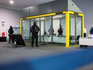 Der Angeklagte Taleb al-Abdulmohsen sitzt mit Handfesseln in dem kugelsicheren Glaskasten Gerichtssaal im temporären Gerichtsgebäude des Landgerichtes Magdeburg. Dort begann am Morgen der Prozess gegen Al-Abdulmohsen.