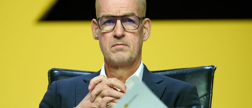 Bedröppelte Miene bei BVB-Geschäftsführer Carsten Cramer wegen des Wahlergebnisses für den neuen Vereinspräsidenten Hans-Joachim Watzke.