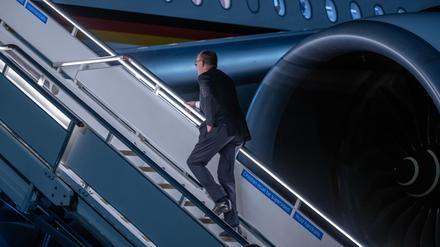 Der Kanzler zwischen den Welten. Friedrich Merz muss sich um die Rente und die Ukraine kümmern.