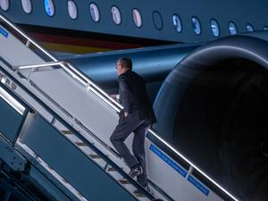 Der Kanzler zwischen den Welten. Friedrich Merz muss sich um die Rente und die Ukraine kümmern.