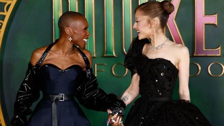 Cynthia Erivo (l) und Ariana Grande spielen die Hauptrollen in „Wicked“. (Archivbild)