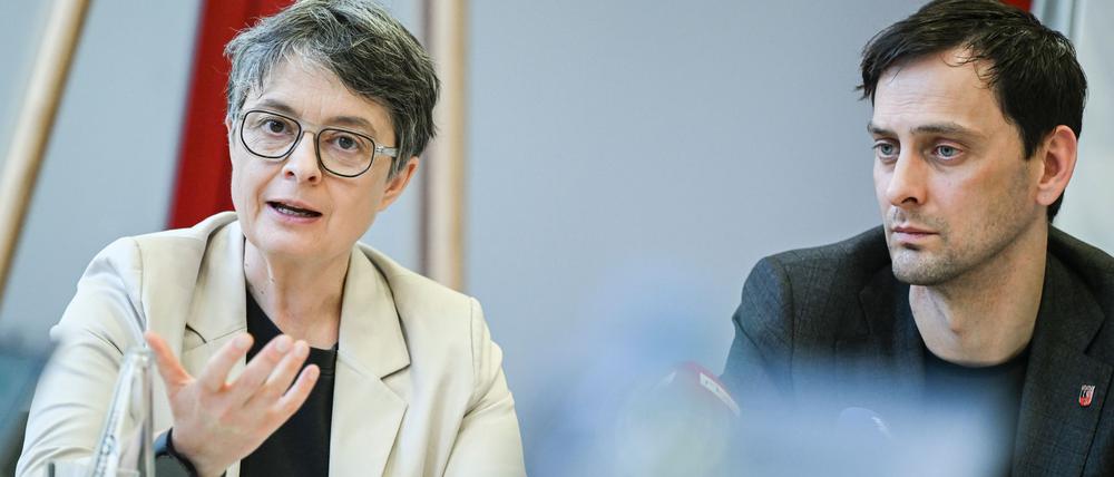 Die ehemaligen Berliner SPD-Landesvorsitzenden Nicola Böcker-Giannin und Martin Hikel sprechen auf einer Pressekonferenz am Montag über ihren Rücktritt.