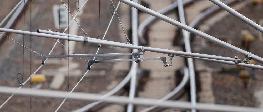 Techniker versuchen die beschädigte Leitung zu reparieren. (Symbolbild)