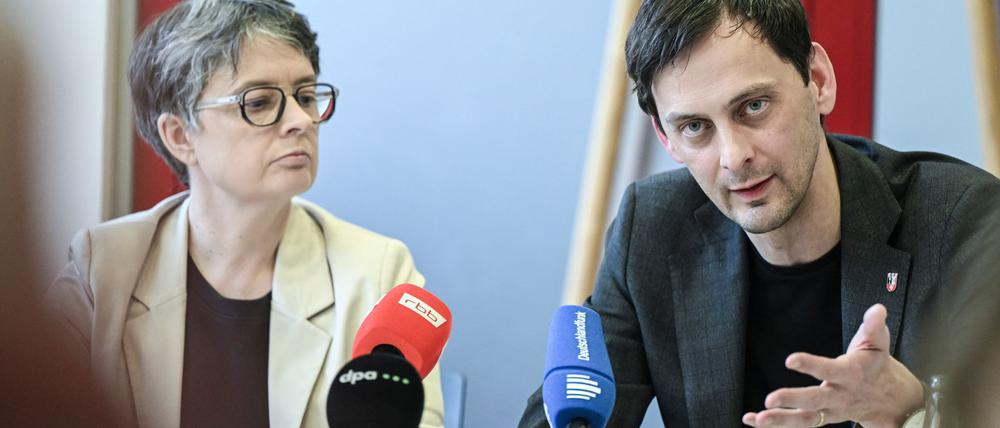 Die ehemaligen SPD-Landesvorsitzenden Nicola Böcker-Giannin und Martin Hikel sprechen auf einer Pressekonferenz über ihren Rücktritt.