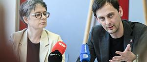 Die ehemaligen SPD-Landesvorsitzenden Nicola Böcker-Giannin und Martin Hikel sprechen auf einer Pressekonferenz über ihren Rücktritt.