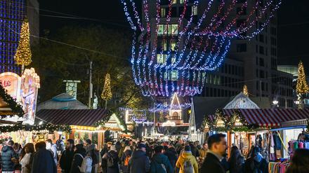 Der Weihnachtsmarkt am Breitscheidplatz zieht viele Touristen an. 