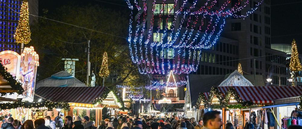 Der Weihnachtsmarkt am Breitscheidplatz zieht viele Touristen an.