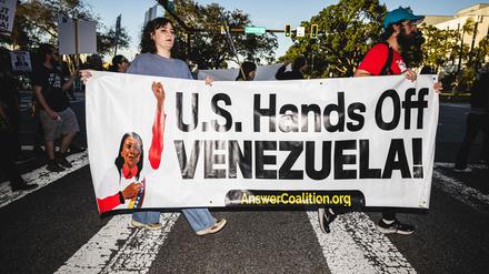 Eine Koalition von Aktivistengruppen protestieren gegen den Einsatz des US-Militärs und der Beschuss von Booten, die im Verdacht stehen, Drogen zu transportieren, was zum Tod aller Besatzungsmitglieder in der Karibik geführt hat. 