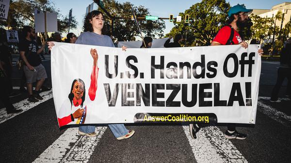 Eine Koalition von Aktivistengruppen protestieren gegen den Einsatz des US-Militärs und der Beschuss von Booten, die im Verdacht stehen, Drogen zu transportieren, was zum Tod aller Besatzungsmitglieder in der Karibik geführt hat. 