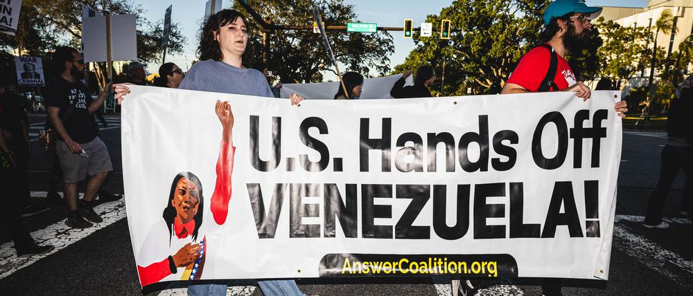 Eine Koalition von Aktivistengruppen protestieren gegen den Einsatz des US-Militärs und der Beschuss von Booten, die im Verdacht stehen, Drogen zu transportieren, was zum Tod aller Besatzungsmitglieder in der Karibik geführt hat. 