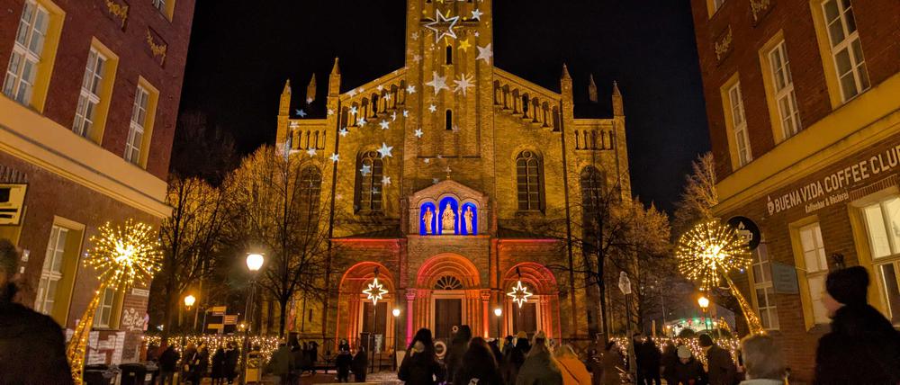 Die leuchtende Peter-und-Paul-Kirche am Ende der Brandenburger Straße.