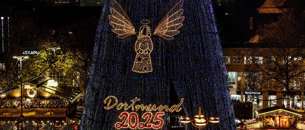 140.000 LEDs sorgen für die Beleuchtung des riesigen Baums.