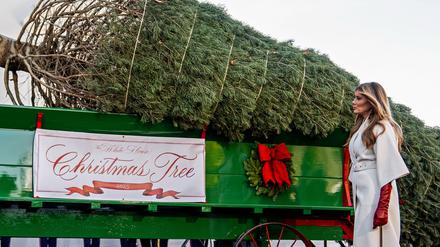 Melanie Trump nimmt den Weihnachtsbaum in Empfang.