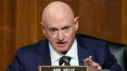 Senator Mark Kelly spricht während der Anhörung des Senatsausschusses für Streitkräfte zur Bestätigung von Verteidigungsminister Hegseth. Im Streit um ein von sechs Kongressmitgliedern veröffentlichtes Video hat das Pentagon eine Überprüfung des demokratischen Senators Mark Kelly eingeleitet.