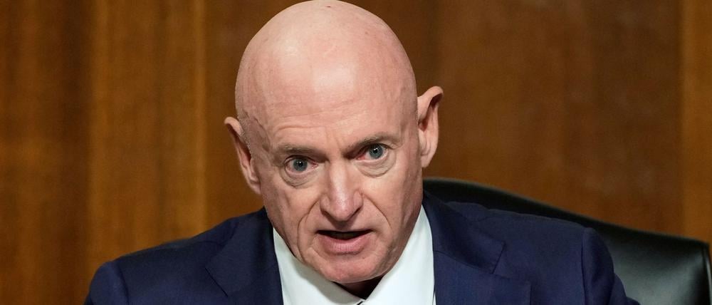 Senator Mark Kelly spricht während der Anhörung des Senatsausschusses für Streitkräfte zur Bestätigung von Verteidigungsminister Hegseth. Im Streit um ein von sechs Kongressmitgliedern veröffentlichtes Video hat das Pentagon eine Überprüfung des demokratischen Senators Mark Kelly eingeleitet.