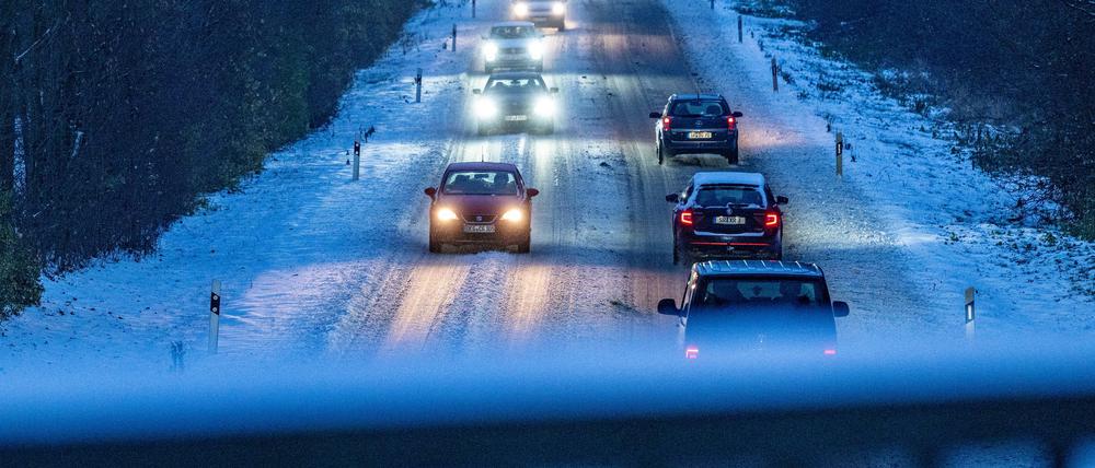 Besonders im Süden und im Osten müssen sich Autofahrer am Dienstag auf glatte Straßen einstellen. 