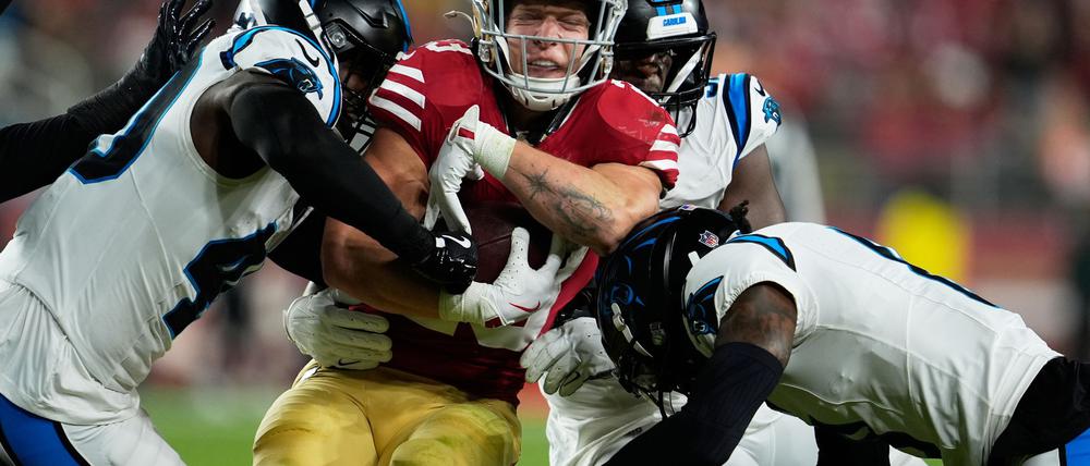 McCaffrey (Mitte) war gegen sein Ex-Team nur ganz schwer zu fassen.