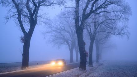 Autofahrer sollten auf den Straßen wegen Glätte besonders vorsichtig fahren. (Symbolbild)