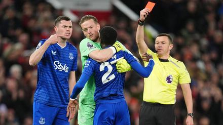 Evertons Idrissa Gueye (2.v.r.) sieht nach einer Ohrfeige gegen seinen Teamkollegen Michael Keane (li.) die Rote Karte.