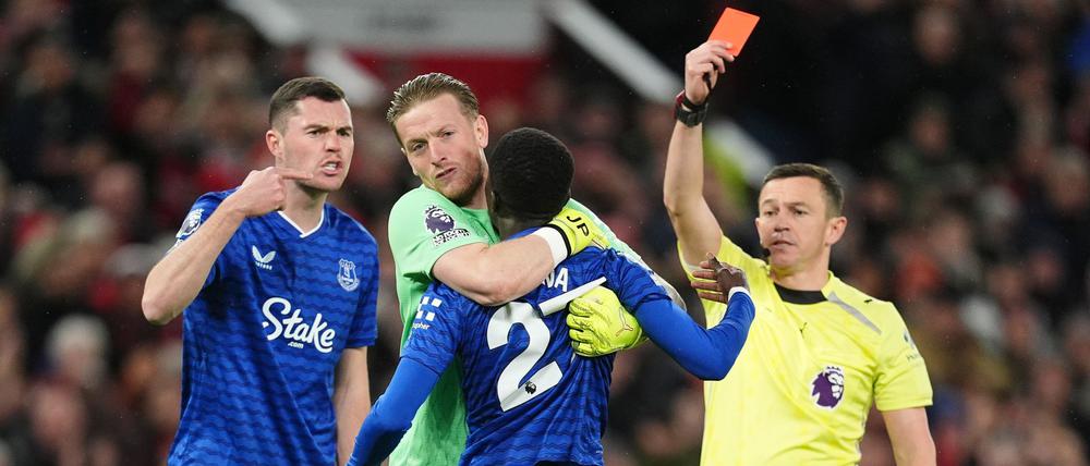 Evertons Idrissa Gueye (2.v.r.) sieht nach einer Ohrfeige gegen seinen Teamkollegen Michael Keane (li.) die Rote Karte.