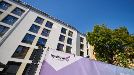 Berlin Wohnungsbau Cluster-Wohnungen Bau von Cluster-Wohnungen fuer Student*innen in Berlin. Die staedtische Wohnungsgesellschaft berlinovo praesentierte am Dienstag den 12. Juli 2022 in Berlin-Oberschoeneweide den Bau von Cluster-Wohnungen fuer Student*innen. Die 458 Beton-Container mit 17 qm bis 20 qm Wohnflaeche sollen bis 2023 von der BPD Bouwfonds Immobilienentwicklung fertiggestellt sein. Die Miete soll um die 400,- betragen. Im Bild: Bereits fertiggestellte Cluster-Wohnungen fuer 195 Student*innen in der Ploenzeile 27/29. Einige von ihnen ziehen jedoch wieder aus, da die 19 qm grossen Cluster-Wohnungen mit 400,-  Miete fuer sie zu teuer sind. 12.7.2022, Berlin *** Berlin housing cluster apartments construction of clu 