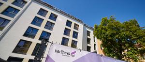 Berlin Wohnungsbau Cluster-Wohnungen Bau von Cluster-Wohnungen fuer Student*innen in Berlin. Die staedtische Wohnungsgesellschaft berlinovo praesentierte am Dienstag den 12. Juli 2022 in Berlin-Oberschoeneweide den Bau von Cluster-Wohnungen fuer Student*innen. Die 458 Beton-Container mit 17 qm bis 20 qm Wohnflaeche sollen bis 2023 von der BPD Bouwfonds Immobilienentwicklung fertiggestellt sein. Die Miete soll um die 400,- betragen. Im Bild: Bereits fertiggestellte Cluster-Wohnungen fuer 195 Student*innen in der Ploenzeile 27/29. Einige von ihnen ziehen jedoch wieder aus, da die 19 qm grossen Cluster-Wohnungen mit 400,-  Miete fuer sie zu teuer sind. 12.7.2022, Berlin *** Berlin housing cluster apartments construction of clu 