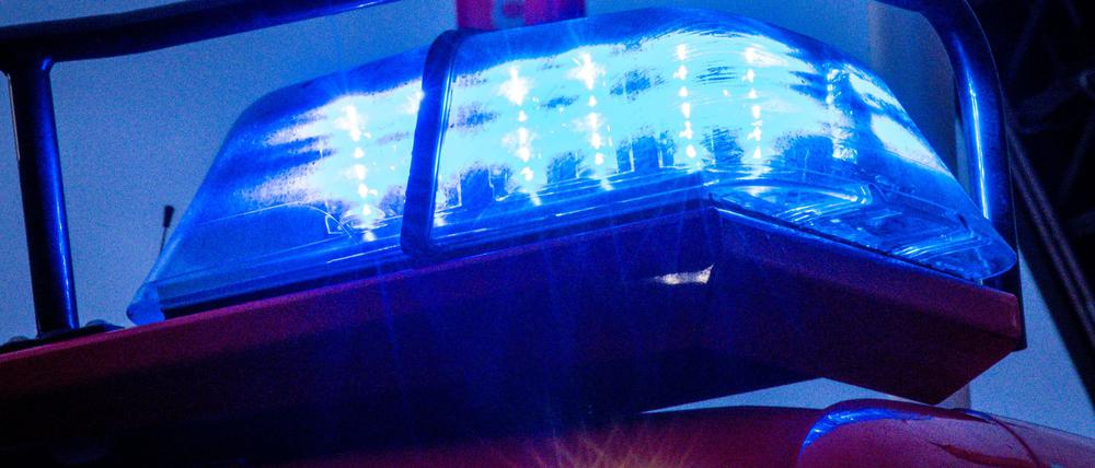 Ein Mensch wurde von der Feuerwehr aus dem Bungalow gebracht. (Symbolbild)