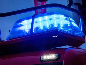 Ein Mensch wurde von der Feuerwehr aus dem Bungalow gebracht. (Symbolbild)