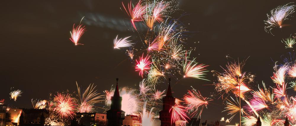 Feuerwerk an Silvester wie hier in Berlin ist beliebt in Deutschland - trotz aller Debatten um Umweltschäden (Archivbild)