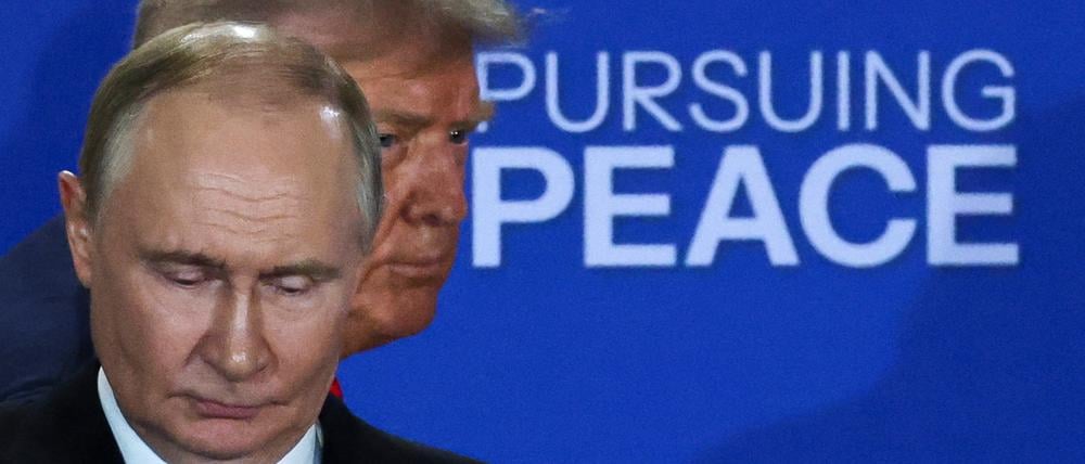 Einseitige Beschlüsse, voreilige Kriegsbeendigungen und schlecht ausgehandelte Friedensbedingungen bildeten in der Geschichte häufig den Ausgangspunkt für den nächsten, oft noch größeren Konflikt. Hier der russische Präsident Wladimir Putin (l), und US-Präsident Donald Trump in Anchorage, Alaska, am 15. August 2025.