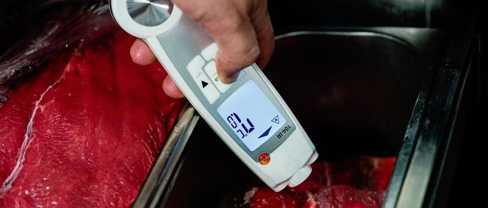 Lebensmittelkontrolleure stellen sich zu Beginn einer Kontrolle immer mit ihrem Namen vor und zeigen ihren Dienstausweis. (Symbolbild)