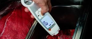 Lebensmittelkontrolleure stellen sich zu Beginn einer Kontrolle immer mit ihrem Namen vor und zeigen ihren Dienstausweis. (Symbolbild)